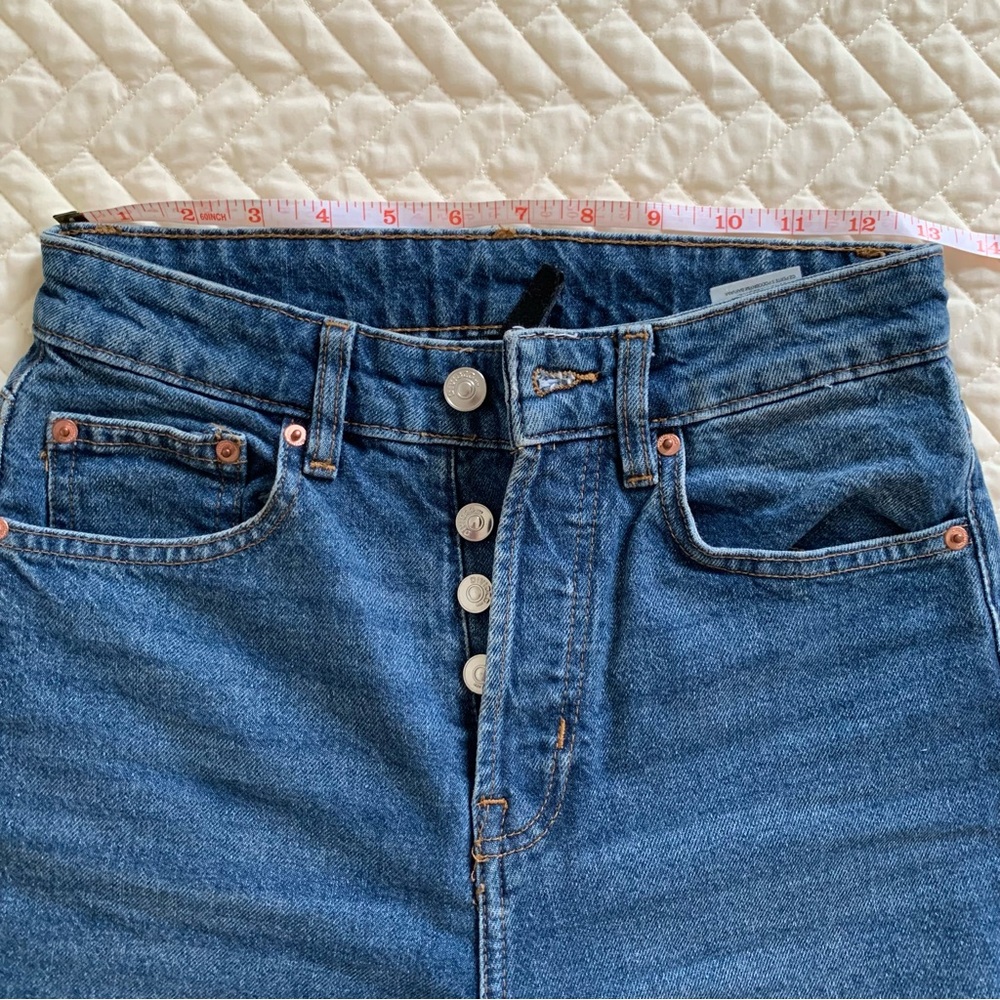 Straight leg, high waist, ripped jeans in dark blue